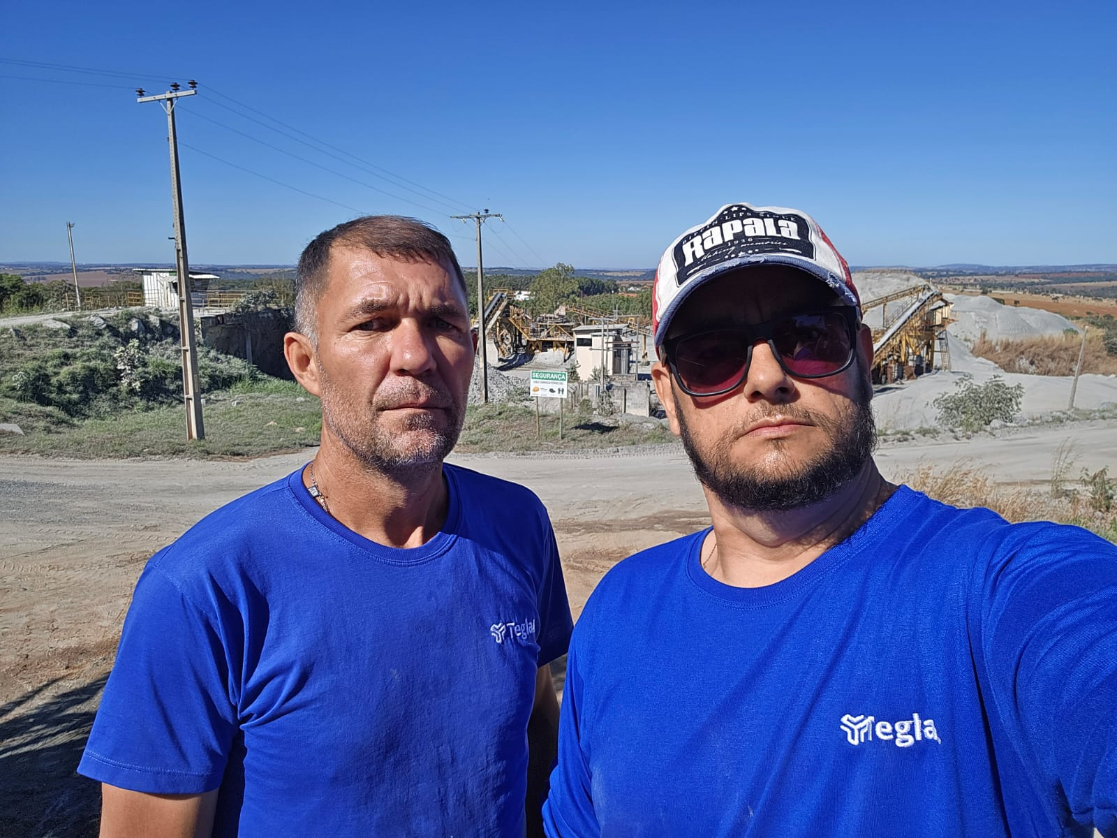 Obra de mini poço artesiano executada pela equipe da Teglas