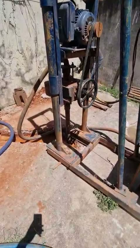 Perfuratriz compacta da Teglas perfurando mini poço artesiano em terreno residencial